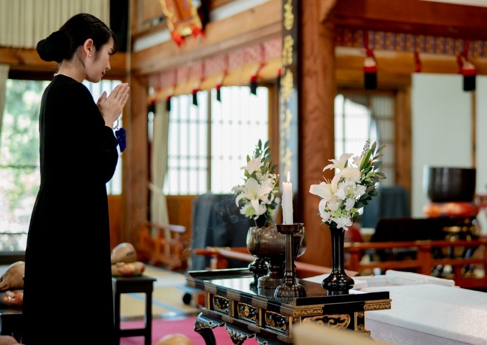 手をあわせる女性の写真
